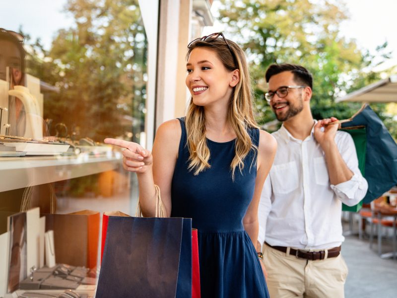 Portrait,Of,A,Couple,With,Shopping,Bags,In,The,City.